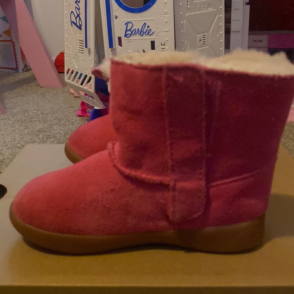 Toddlers Uggs, Size 7.